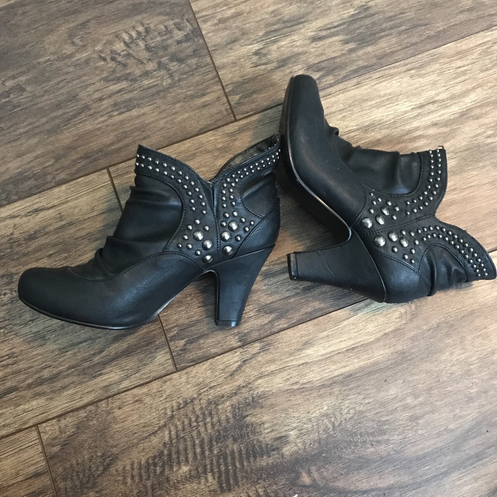 Punky, black, boot-heels. nomi.